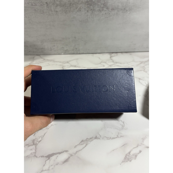 Louis Vuitton Oversized Monogram Lens Sunglasses Black – Crystal Flower Bridge - Picture 2 of 2